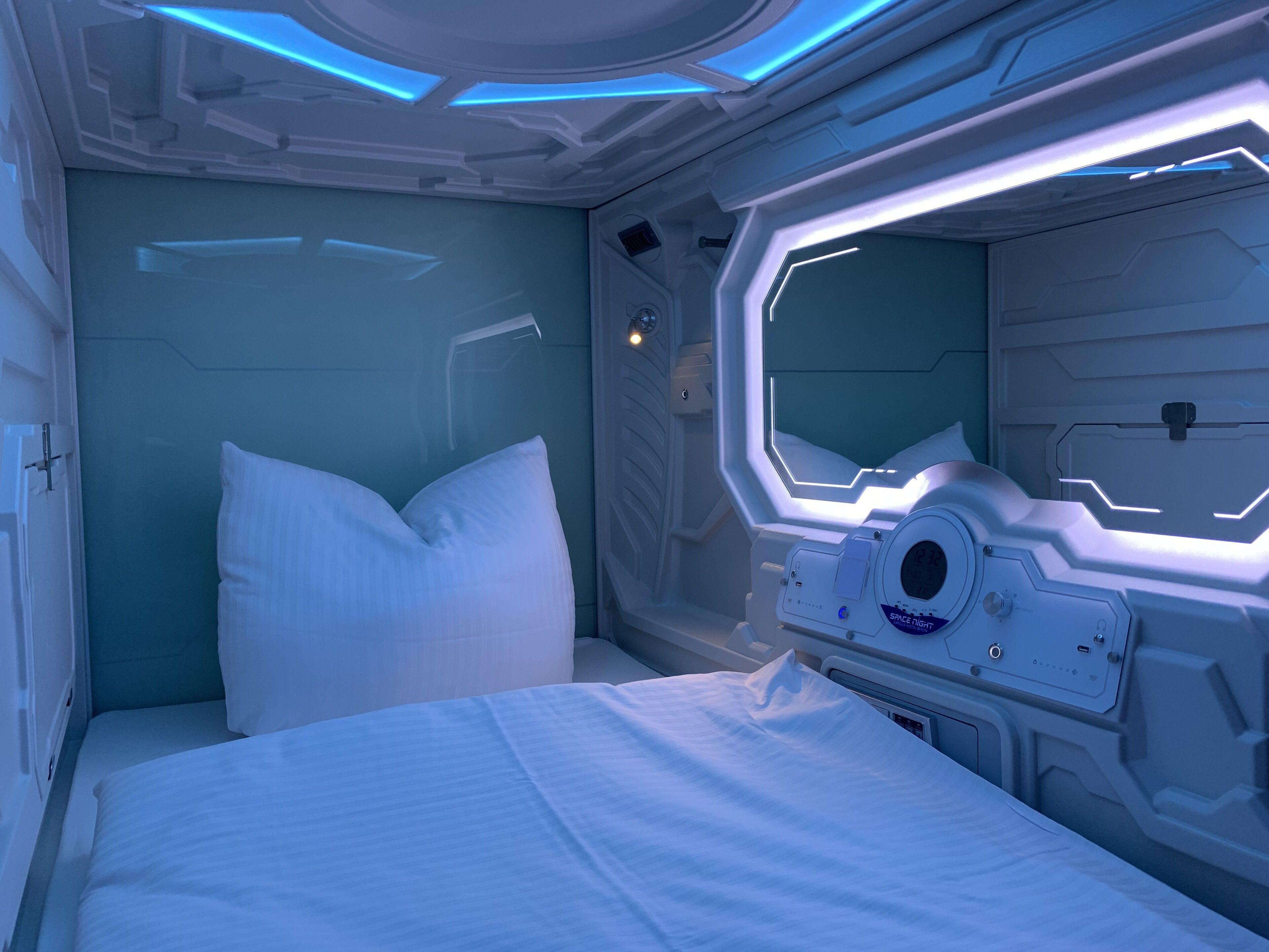 Space Night Capsule Hostel, Berlin